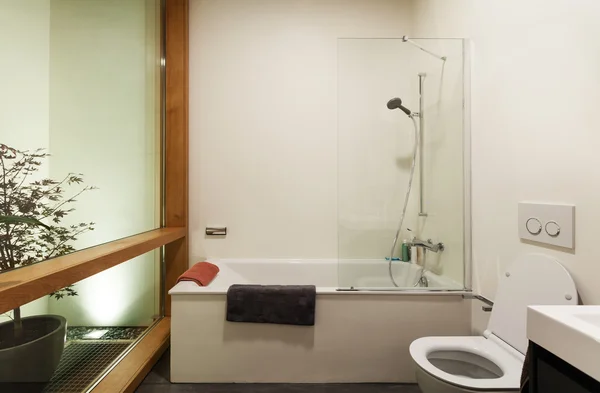 Современная вилла, ванная комната — стоковое фото
