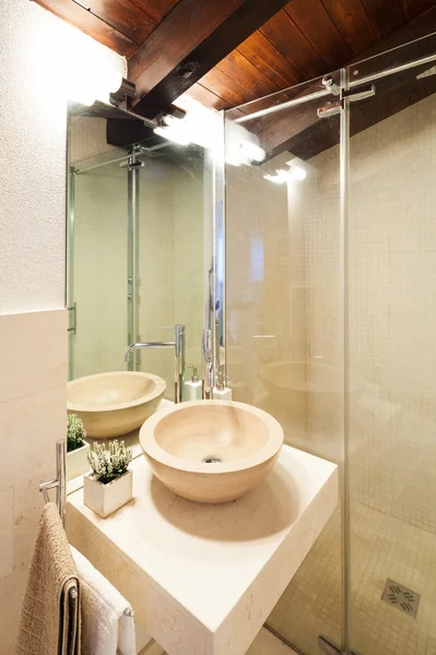 Mooie badkamer van een loft — Stockfoto