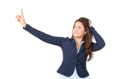 bir şeye işaret eden güzel bir kız