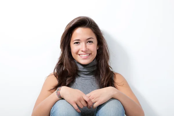 Menina morena bonita — Fotografia de Stock