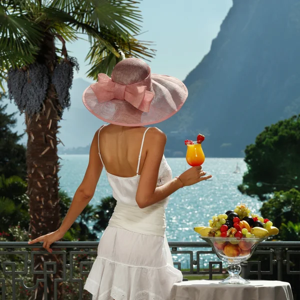 Schöne Frau mit Cocktail auf der Terrasse — Stockfoto