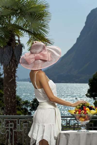 Vacker kvinna med cocktail på terrassen — Stockfoto