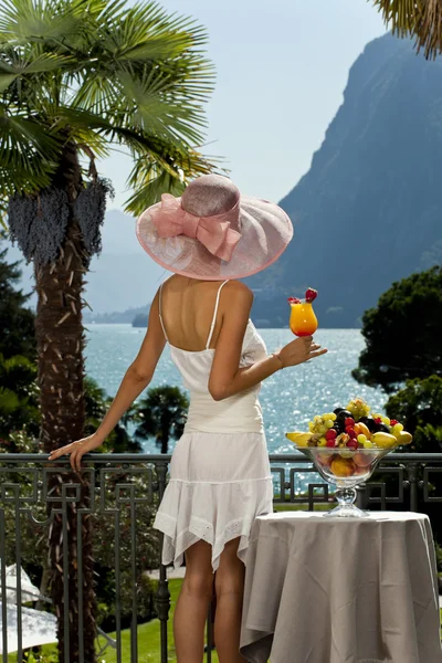 Hermosa mujer con cóctel en la terraza — Foto de Stock