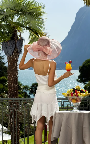 Krásná žena s koktejlem na terase — Stock fotografie