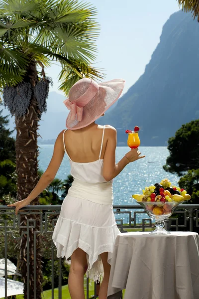 Bella donna con cocktail sulla terrazza — Foto Stock