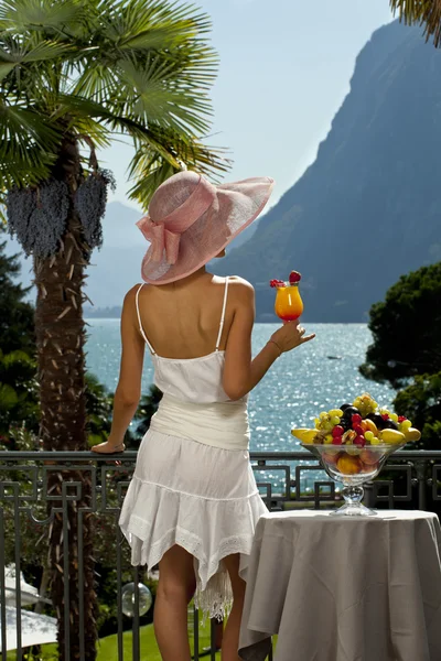 Hermosa mujer con cóctel en la terraza — Foto de Stock