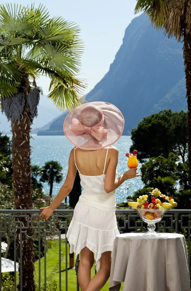 Belle femme avec cocktail sur la terrasse — Photo