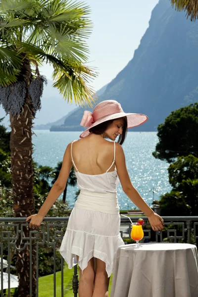 Belle femme avec cocktail sur la terrasse — Photo