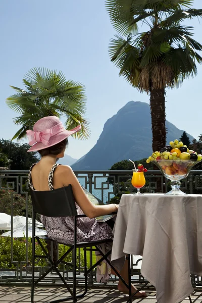 Schöne Frau auf der Terrasse — Stockfoto