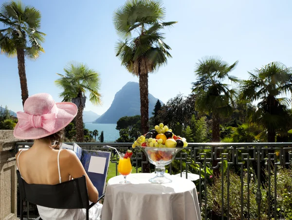 Mooie vrouw op het terras — Stockfoto