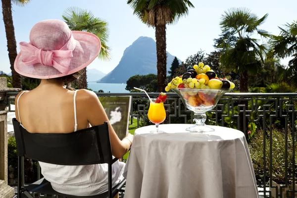 Schöne Frau auf der Terrasse — Stockfoto