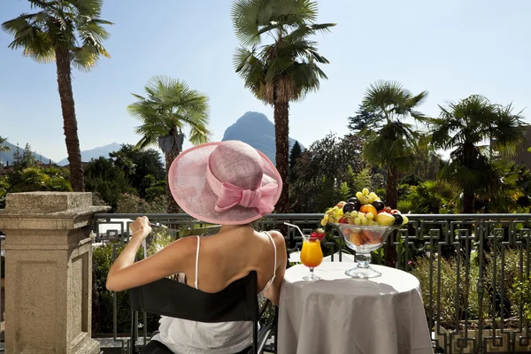 Mooie vrouw op het terras — Stockfoto