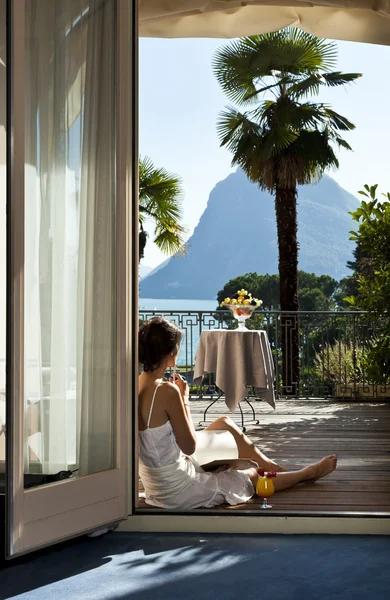 Bella donna che legge sulla terrazza — Foto Stock