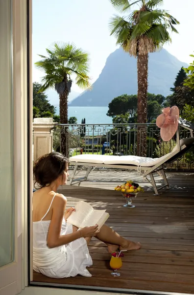 Bella donna che legge sulla terrazza — Foto Stock