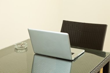 cam masa üstünde laptop
