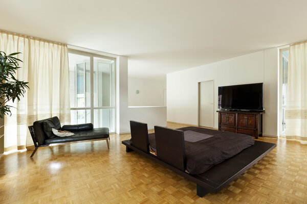 Арге комната с двуспальной кроватью и столом