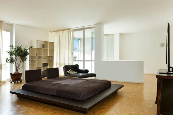 Großes Zimmer mit Doppelbett und Tisch — Stockfoto