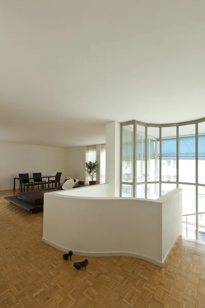 Amplia habitación con ventana grande — Foto de Stock