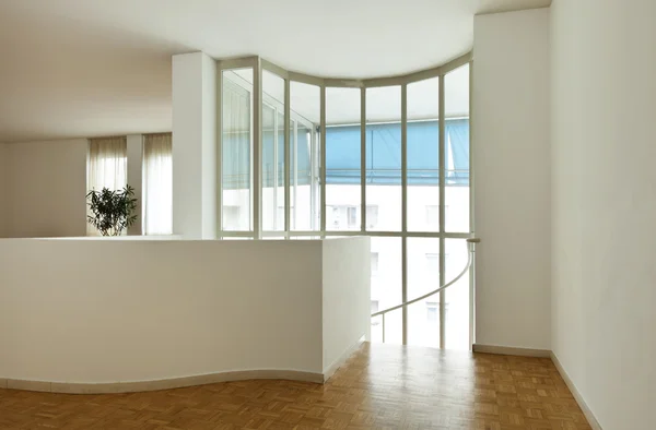 Широкая комната с большим окном — стоковое фото