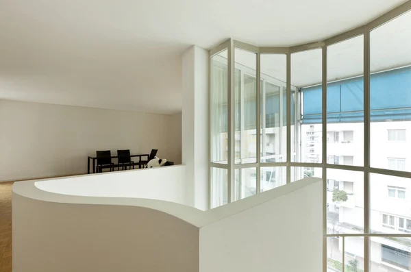 Amplia habitación con ventana grande — Foto de Stock