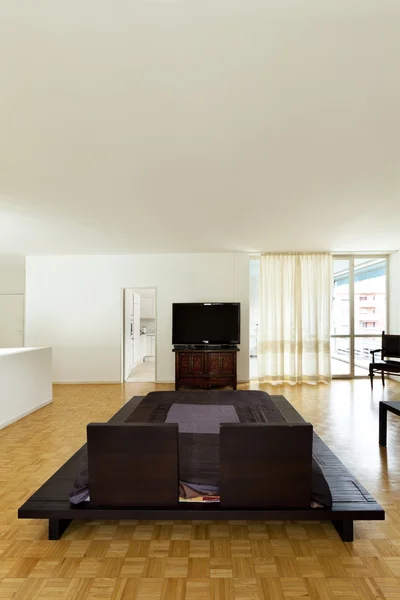 Habitación grande con cama doble —  Fotos de Stock