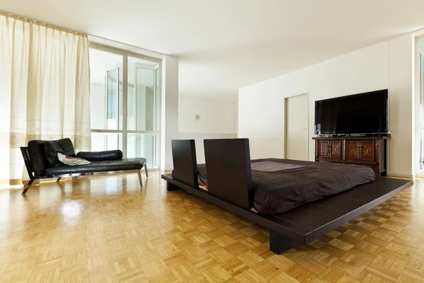Großes Zimmer mit Doppelbett — Stockfoto