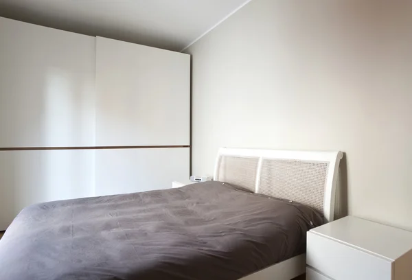 Habitación grande con cama doble — Foto de Stock