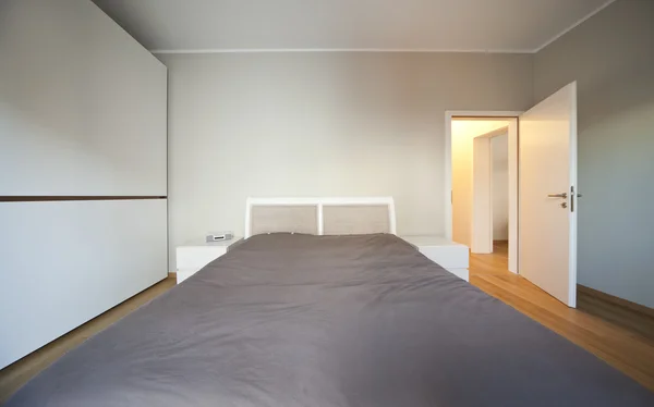 Jest to duży pokój z podwójnym łóżkiem — Zdjęcie stockowe