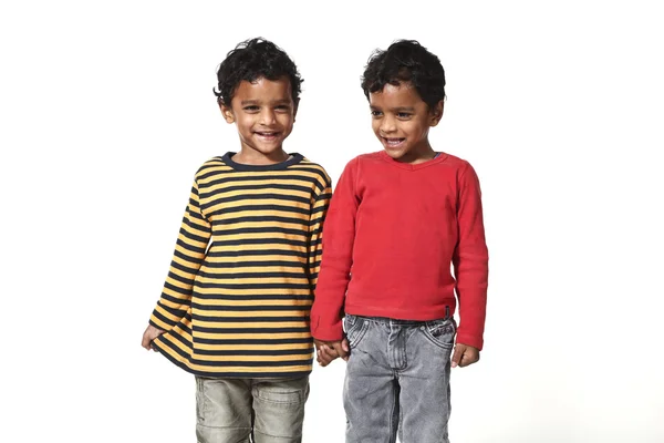 Porträt glücklicher indischer Kinder — Stockfoto