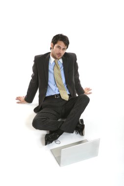 Dizüstü bilgisayarı olan iş adamı