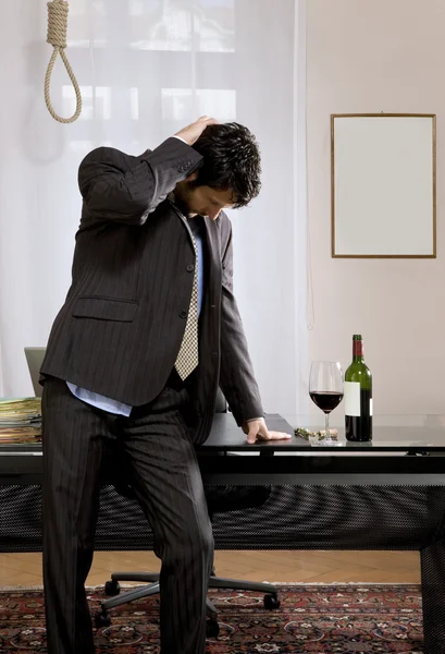 Geschäftsmann mit Wein und Galgen — Stockfoto