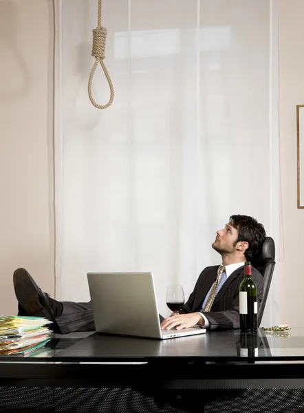 Geschäftsmann mit Wein und Galgen — Stockfoto