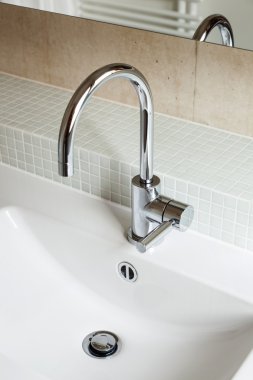 Beyaz seramik lavabo