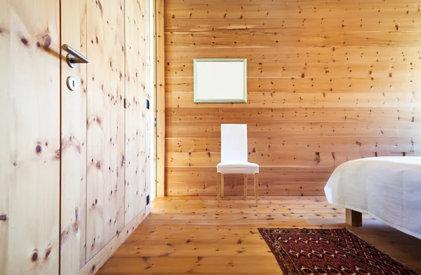 木製の寝室のインテリア — ストック写真