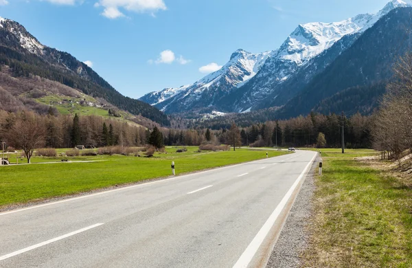 道路やスイス マウンテン — ストック写真