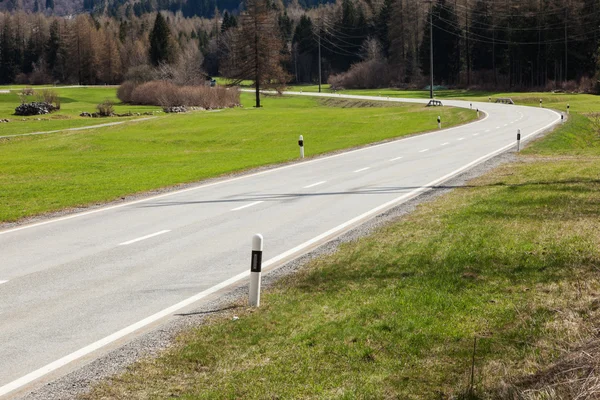 Road and mountain in Switzerland — Stock Photo, Image