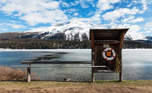 Lago alpino congelado — Foto de Stock