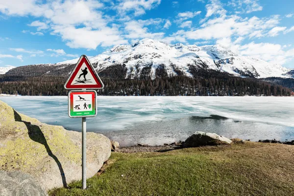Lac alpin congelé — Photo