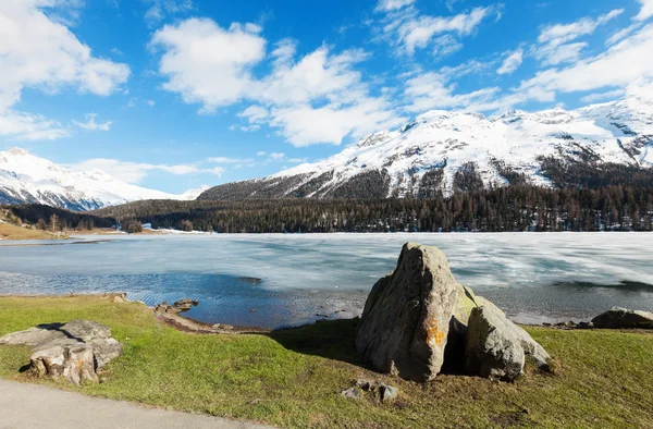 Горный пейзаж, озеро заморожено — стоковое фото