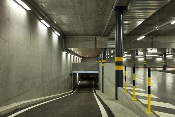 駐車場のトンネル — ストック写真