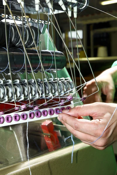 Fábrica textil industrial, hombre en el trabajo — Foto de Stock