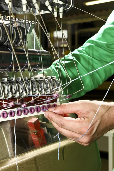 Fábrica têxtil industrial, homem no trabalho — Fotografia de Stock