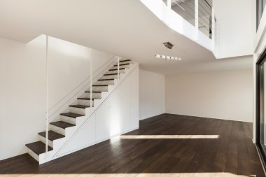 yeni bir daire, geniş boş oturma odası