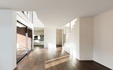 Geniş boş oturma odası