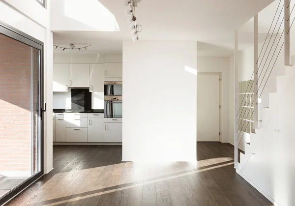 Nowe mieszkanie, szeroko pusty pokój dzienny — Zdjęcie stockowe