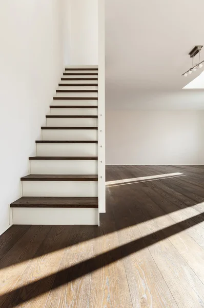 Новая квартира, вид на лестницу — стоковое фото