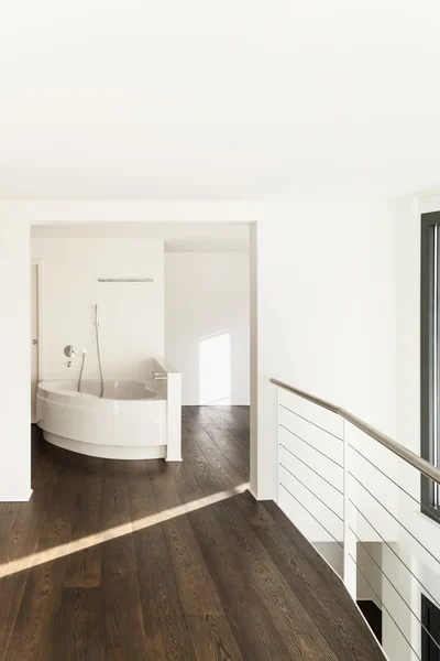 Nuovo appartamento, vista vasca da bagno — Foto Stock