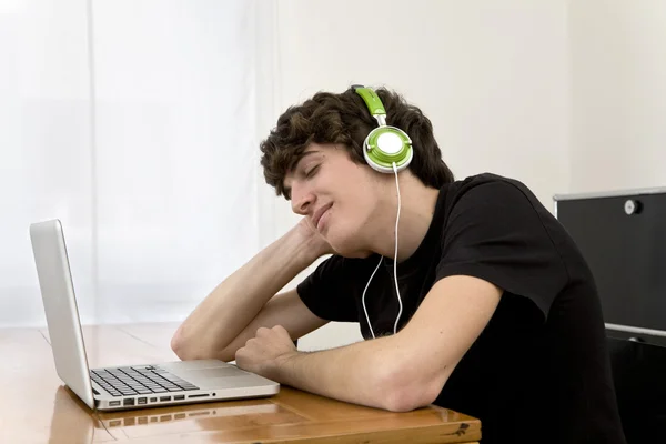 Man listening to music — Stock Photo, Image