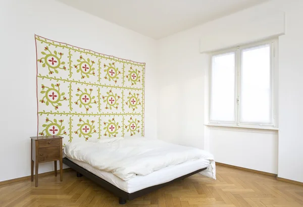 Chambre à coucher, tapis décoratif sur le mur — Photo