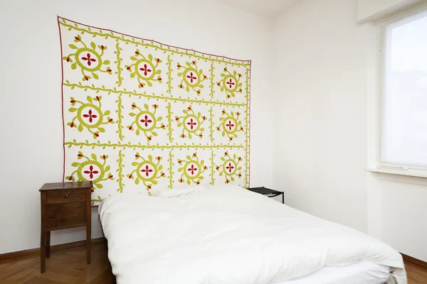 Dormitorio, alfombra decorativa en la pared —  Fotos de Stock